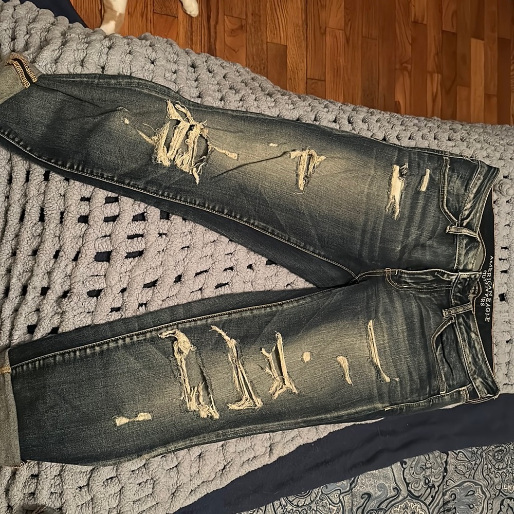 Medium wash AE distressed capris in size 8